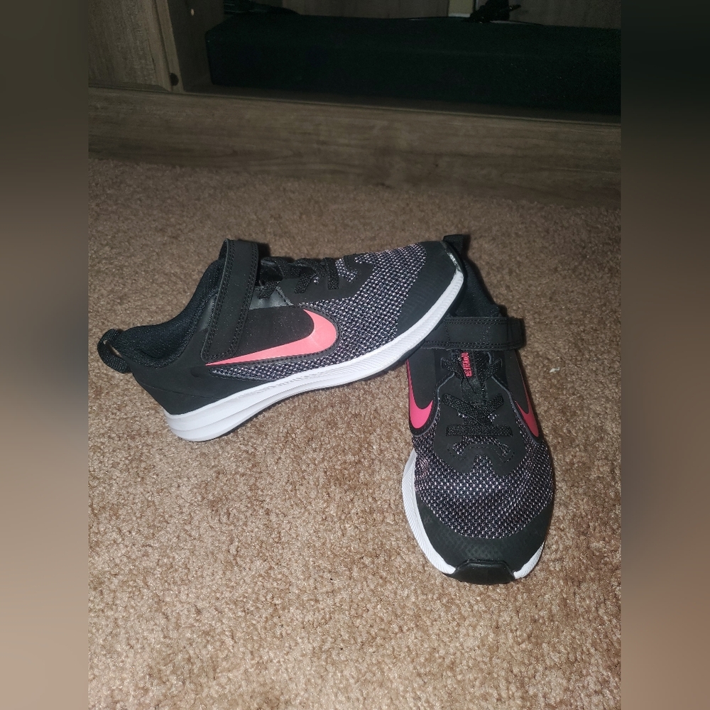 NIKE DOWNSHIFTER 9(PSV) GIRLS BLACK, WHITE, FUCHSIA - (SIZE 13C)